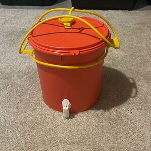 Tupperware take a long dispenser jug